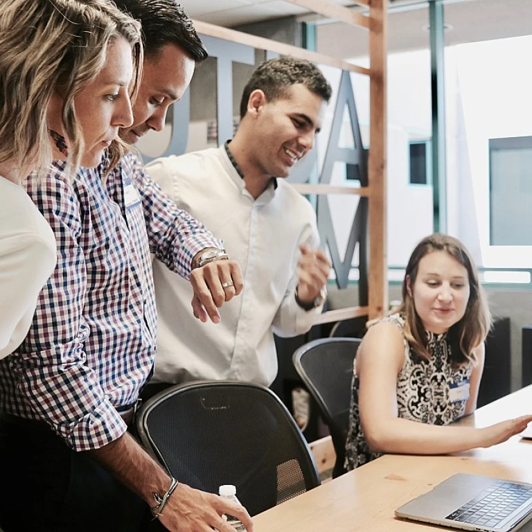 Optimisez votre espace de travail avec un support d'écran pour bureau